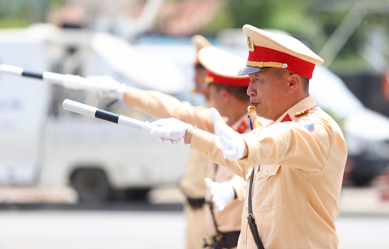 H&agrave;ng trăm CSGT phơi m&igrave;nh giữa nắng ph&acirc;n luồng, bảo đảm ATGT tại Điện Bi&ecirc;n Phủ- Ảnh 13.