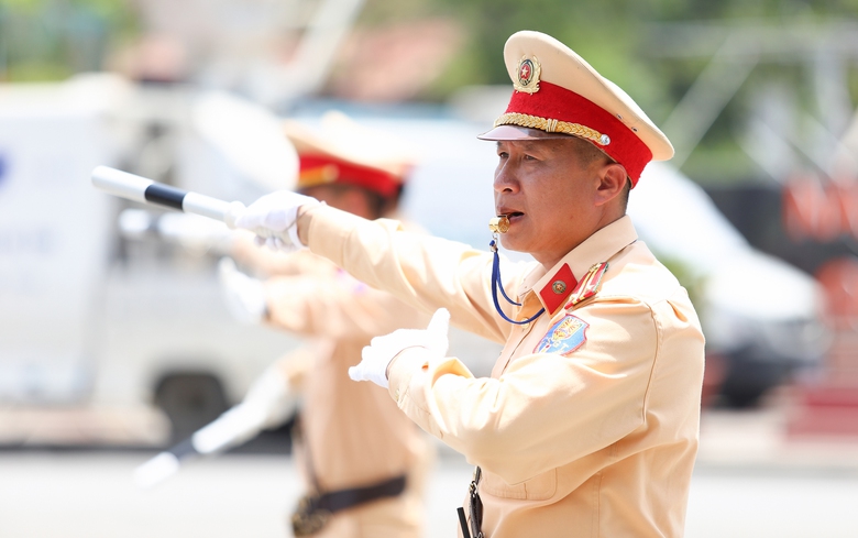 H&agrave;ng trăm CSGT phơi m&igrave;nh giữa nắng ph&acirc;n luồng, bảo đảm ATGT tại Điện Bi&ecirc;n Phủ- Ảnh 2.