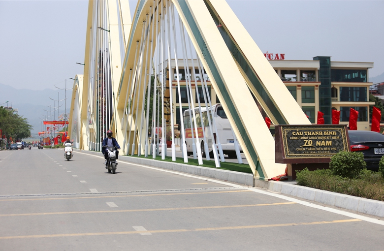 Đường phố Điện Biên Phủ rợp cờ, hoa trước ngày đại lễ- Ảnh 5. Đường phố Điện Biên Phủ rợp cờ, hoa trước ngày đại lễ- Ảnh 5.