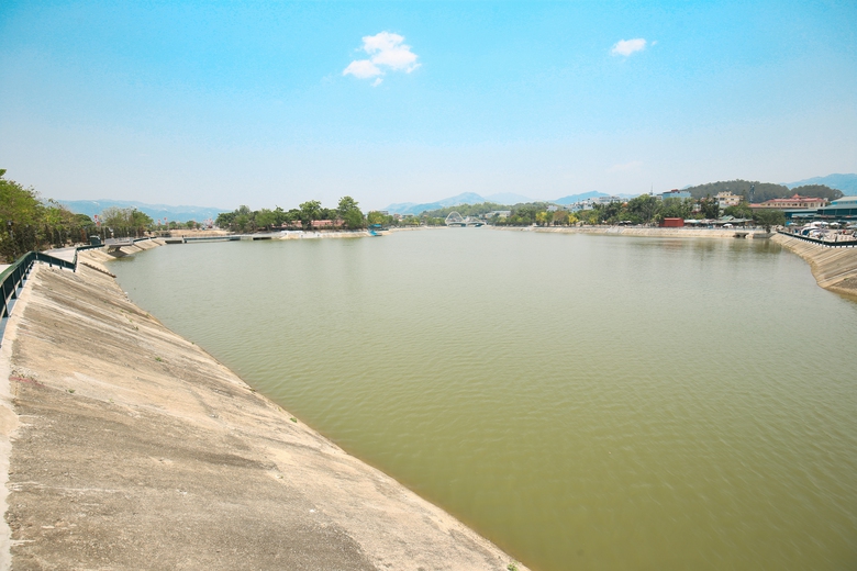 Đường phố Điện Biên Phủ rợp cờ, hoa trước ngày đại lễ- Ảnh 12. Đường phố Điện Biên Phủ rợp cờ, hoa trước ngày đại lễ- Ảnh 12.