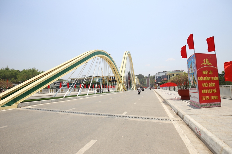 Đường phố Điện Biên Phủ rợp cờ, hoa trước ngày đại lễ- Ảnh 6. Đường phố Điện Biên Phủ rợp cờ, hoa trước ngày đại lễ- Ảnh 6.