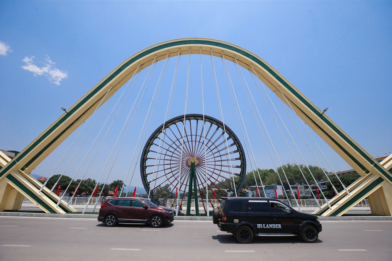 Đường phố Điện Biên Phủ rợp cờ, hoa trước ngày đại lễ- Ảnh 4. Đường phố Điện Biên Phủ rợp cờ, hoa trước ngày đại lễ- Ảnh 4.