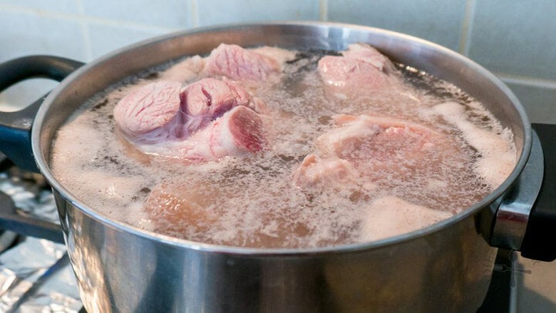 V&igrave; sao hầm nước xương thường nổi bọt, nếu kh&ocirc;ng hớt đi c&oacute; ảnh hưởng g&igrave; kh&ocirc;ng?- Ảnh 2.