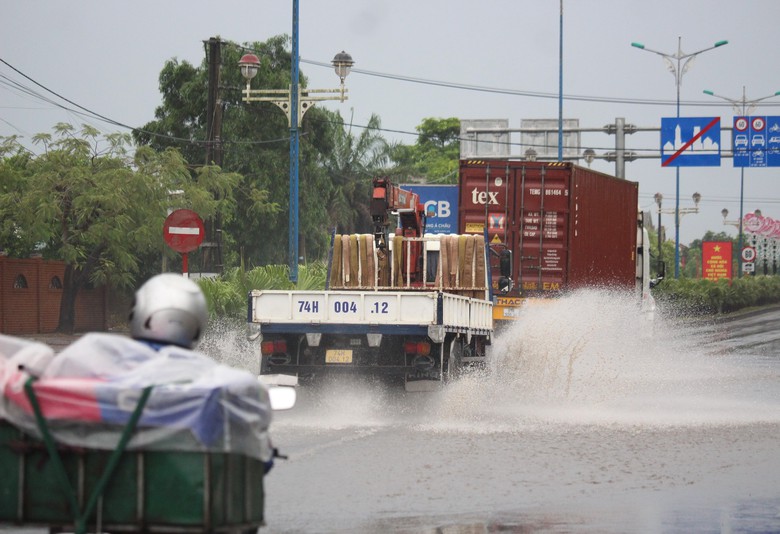 Mưa lớn k&egrave;m lốc xo&aacute;y l&agrave;m h&agrave;ng trăm ha l&uacute;a sắp thu hoạch ở Quảng Trị đổ rạp- Ảnh 1.