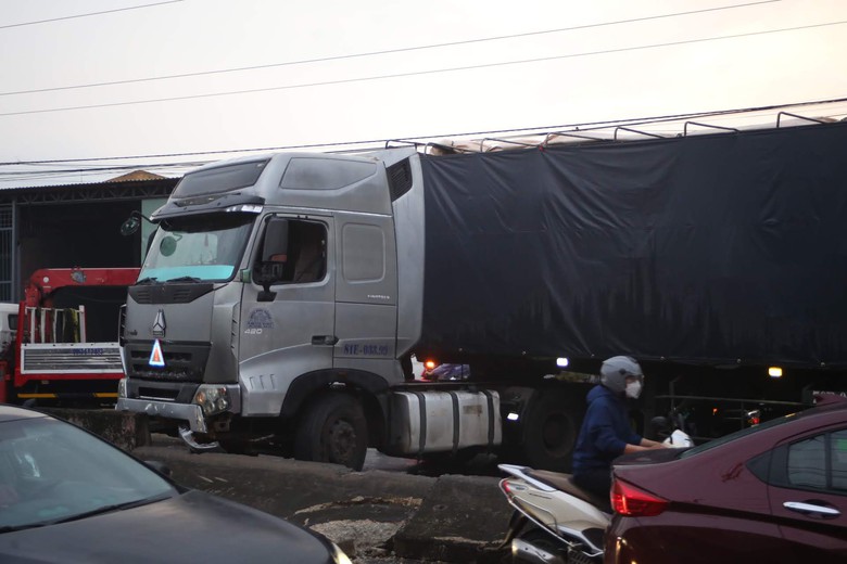 Tr&aacute;nh xe m&aacute;y trượt ng&atilde;, xe tải đ&aacute;nh l&aacute;i t&ocirc;ng dải ph&acirc;n c&aacute;ch- Ảnh 1.