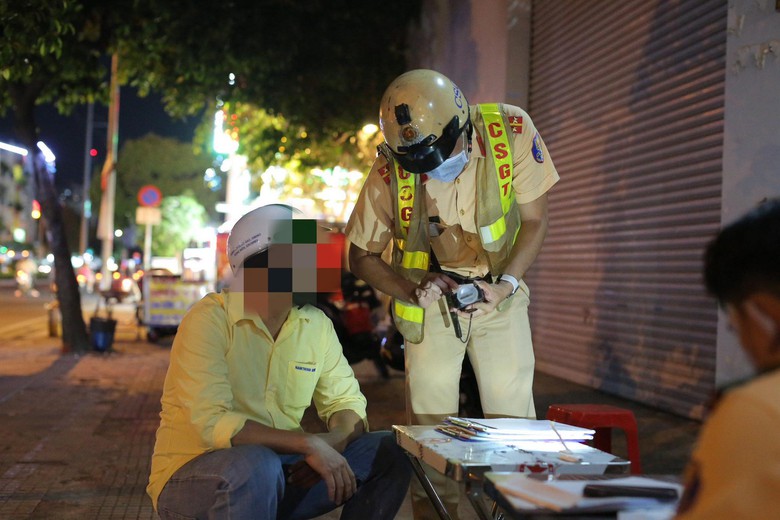 Uống 2 ly rượu thuốc bị phạt 7 triệu v&igrave; nồng độ cồn gấp đ&ocirc;i mức kịch khung- Ảnh 3.