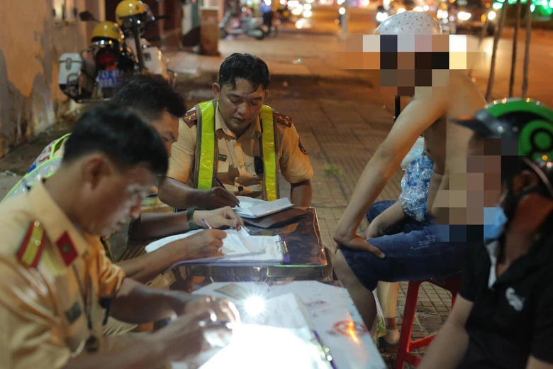 Uống 2 ly rượu thuốc bị phạt 7 triệu v&igrave; nồng độ cồn gấp đ&ocirc;i mức kịch khung- Ảnh 2.