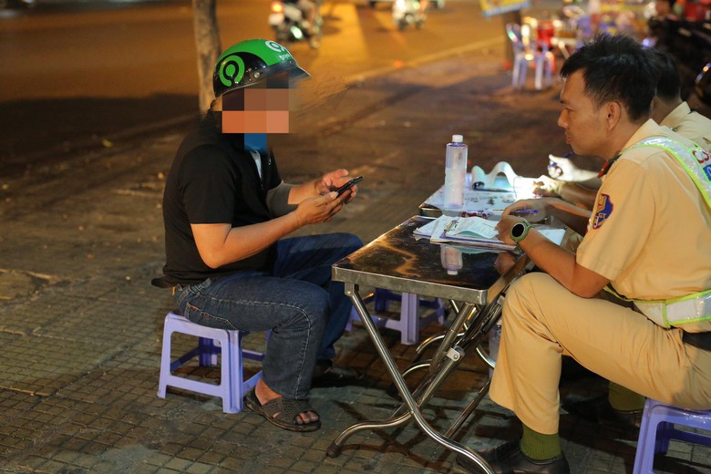 Uống 2 ly rượu thuốc bị phạt 7 triệu v&igrave; nồng độ cồn gấp đ&ocirc;i mức kịch khung- Ảnh 1.