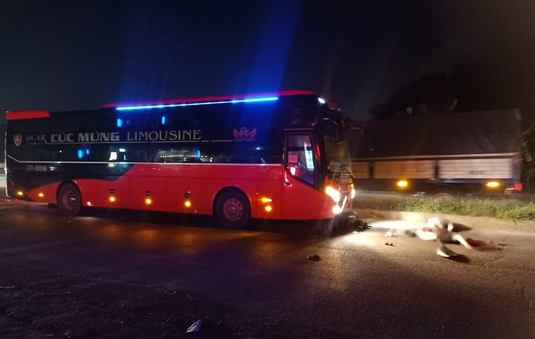 Xe kh&aacute;ch t&ocirc;ng xe m&aacute;y tr&ecirc;n tuyến tr&aacute;nh TP Ninh B&igrave;nh, 3 người nằm bất động- Ảnh 1.