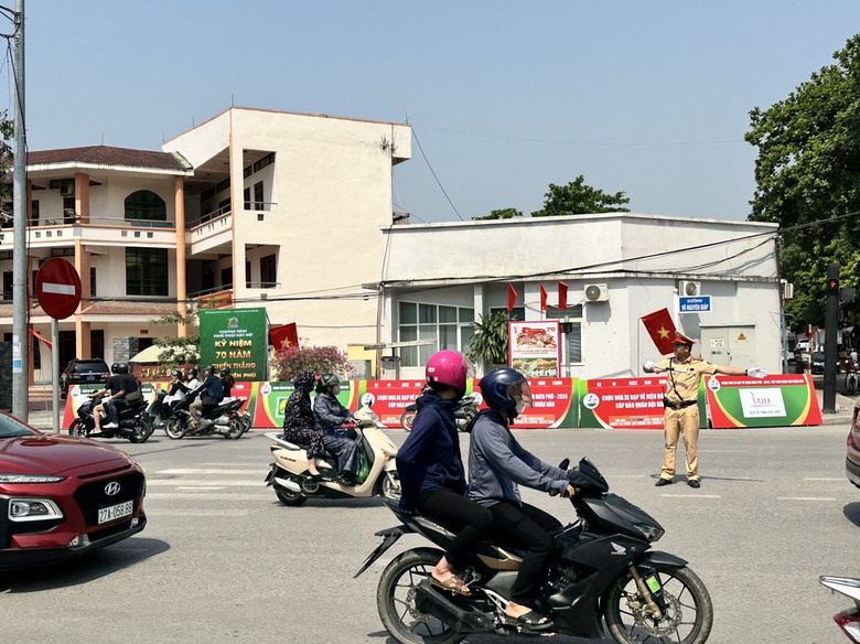 Phân luồng giao thông tại Điện Biên trong những ngày lễ kỷ niệm 70 năm ra sao?- Ảnh 1. Phân luồng giao thông tại Điện Biên trong những ngày lễ kỷ niệm 70 năm ra sao?- Ảnh 1.
