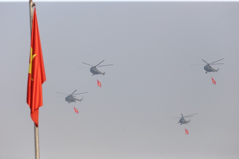 Cận cảnh 11 trực thăng đem theo cờ Đảng, cờ Tổ quốc tung c&aacute;nh tr&ecirc;n bầu trời Điện Bi&ecirc;n Phủ- Ảnh 9.