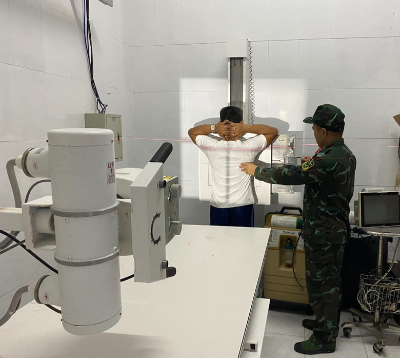 Bộ đội Trường Sa phẫu thuật cấp cứu ngư d&acirc;n bị đau ruột thừa- Ảnh 1.