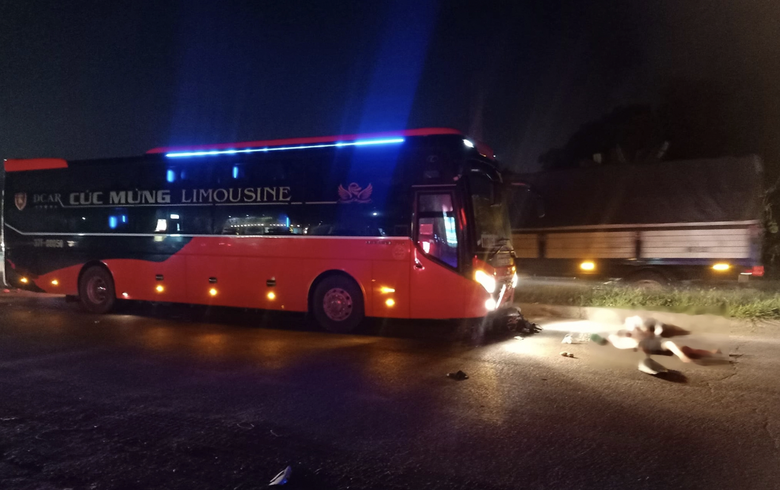 Nguy&ecirc;n nh&acirc;n xe kh&aacute;ch t&ocirc;ng xe m&aacute;y khiến 3 thanh ni&ecirc;n tử vong ở Ninh B&igrave;nh- Ảnh 1.