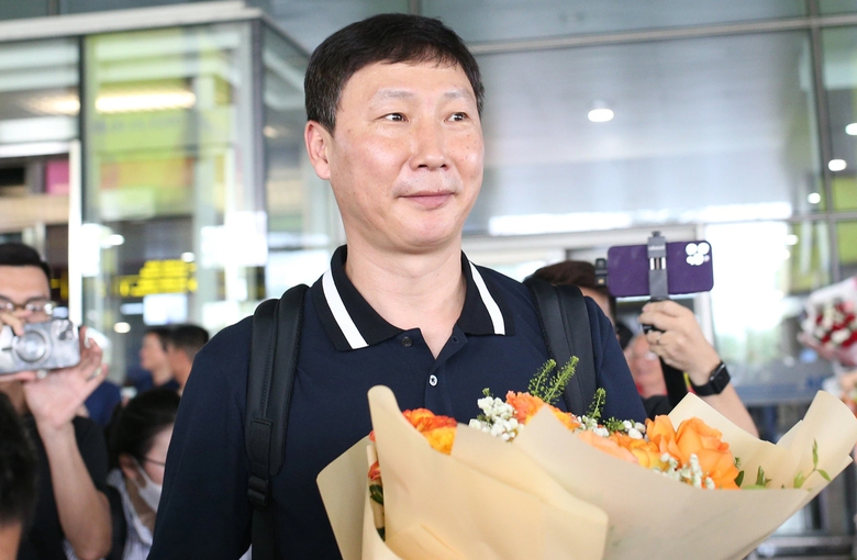 Vừa đến Việt Nam, HLV Kim Sang-sik lập tức làm ngay việc này- Ảnh 1. Vừa đến Việt Nam, HLV Kim Sang-sik lập tức làm ngay việc này- Ảnh 1.