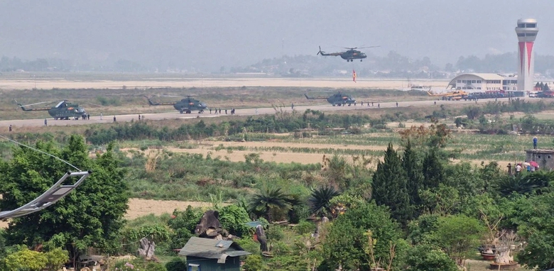 Cận cảnh 11 trực thăng đem theo cờ Đảng, cờ Tổ quốc tung c&aacute;nh tr&ecirc;n bầu trời Điện Bi&ecirc;n Phủ- Ảnh 14.