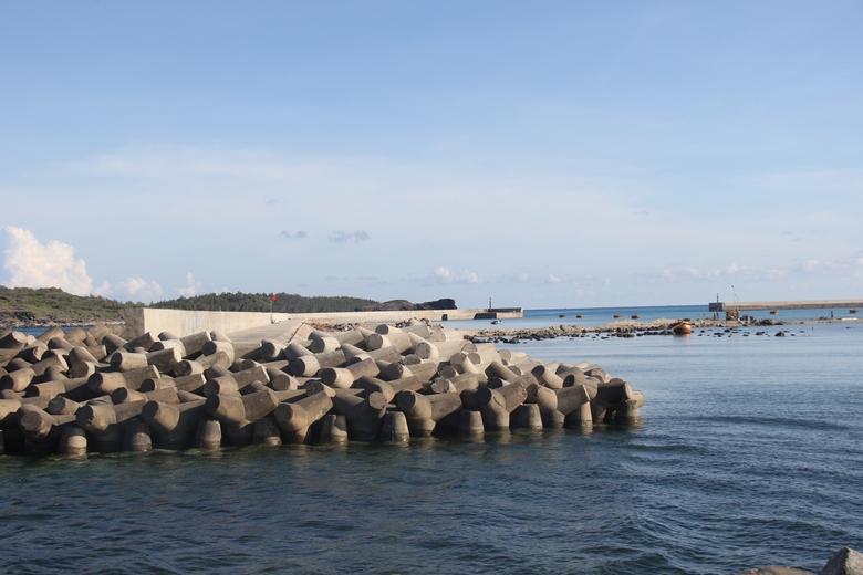 Cận cảnh đại c&ocirc;ng trường khu neo đậu tr&aacute;nh tr&uacute; b&atilde;o tr&ecirc;n đảo Ph&uacute; Qu&yacute;- Ảnh 1.