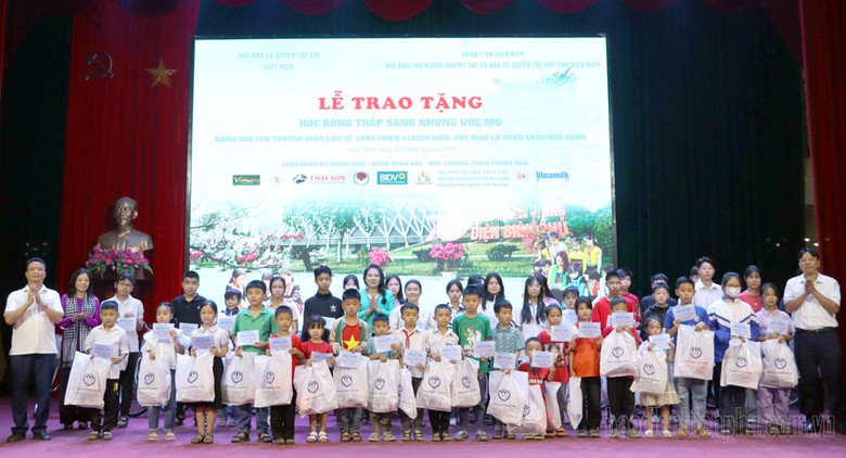 Trao hàng trăm suất quà cho con cháu chiến sĩ Điện Biên và học sinh có hoàn cảnh khó khăn- Ảnh 1. Trao hàng trăm suất quà cho con cháu chiến sĩ Điện Biên và học sinh có hoàn cảnh khó khăn- Ảnh 1.