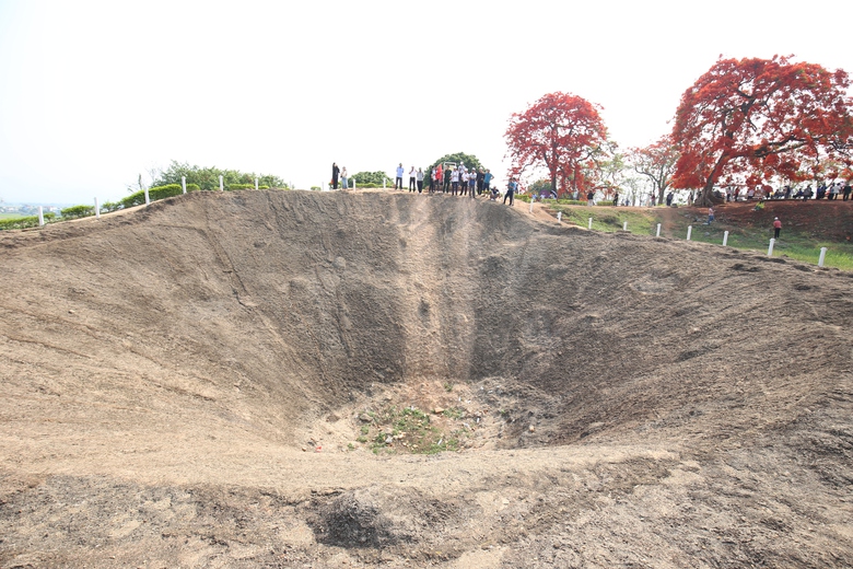 Du khách nườm nượp đổ về di tích đồi A1- Ảnh 13. Du khách nườm nượp đổ về di tích đồi A1- Ảnh 13.