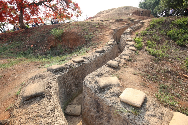 Du khách nườm nượp đổ về di tích đồi A1- Ảnh 10. Du khách nườm nượp đổ về di tích đồi A1- Ảnh 10.