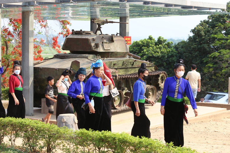 Du khách nườm nượp đổ về di tích đồi A1- Ảnh 5. Du khách nườm nượp đổ về di tích đồi A1- Ảnh 5.