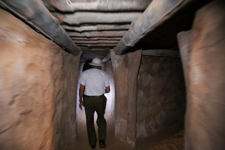 Du khách nườm nượp đổ về di tích đồi A1- Ảnh 16. Du khách nườm nượp đổ về di tích đồi A1- Ảnh 16.