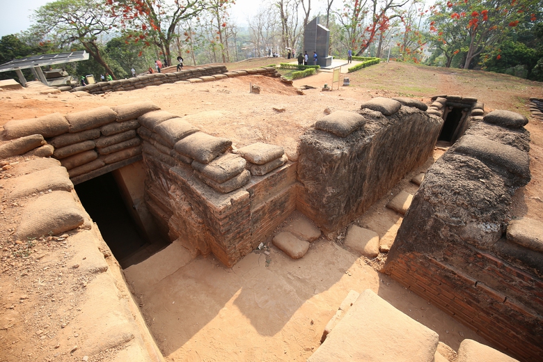 Du khách nườm nượp đổ về di tích đồi A1- Ảnh 9. Du khách nườm nượp đổ về di tích đồi A1- Ảnh 9.