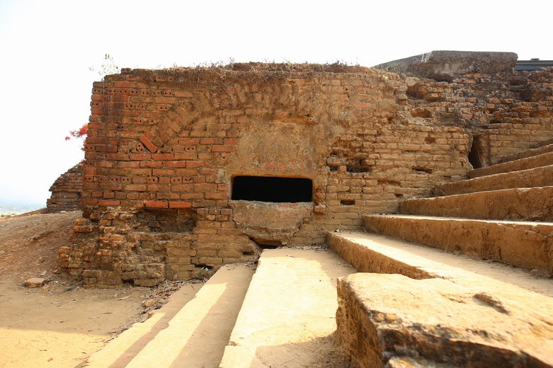 Du khách nườm nượp đổ về di tích đồi A1- Ảnh 12. Du khách nườm nượp đổ về di tích đồi A1- Ảnh 12.