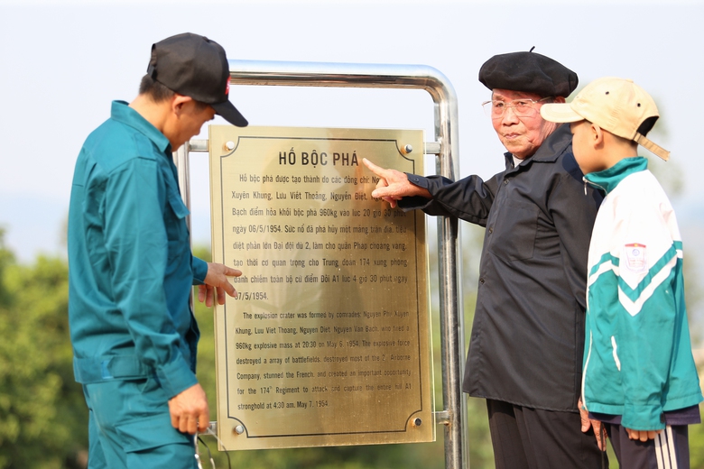 Du khách nườm nượp đổ về di tích đồi A1- Ảnh 2. Du khách nườm nượp đổ về di tích đồi A1- Ảnh 2.