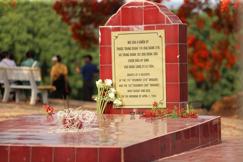 Du khách nườm nượp đổ về di tích đồi A1- Ảnh 17. Du khách nườm nượp đổ về di tích đồi A1- Ảnh 17.