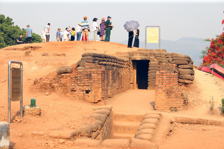 Du khách nườm nượp đổ về di tích đồi A1- Ảnh 14. Du khách nườm nượp đổ về di tích đồi A1- Ảnh 14.