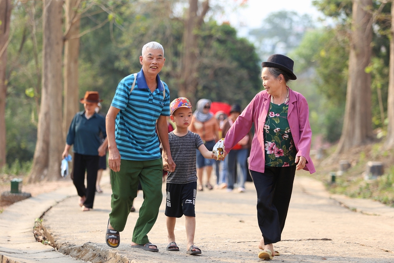 Du khách nườm nượp đổ về di tích đồi A1- Ảnh 1. Du khách nườm nượp đổ về di tích đồi A1- Ảnh 1.