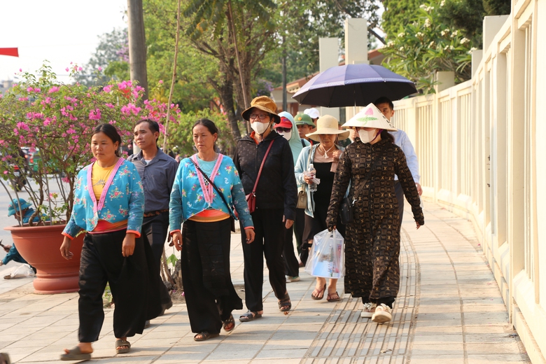 Du khách nườm nượp đổ về di tích đồi A1- Ảnh 4. Du khách nườm nượp đổ về di tích đồi A1- Ảnh 4.