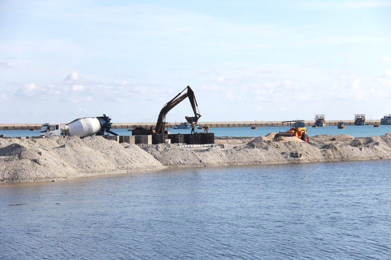 Cận cảnh đại c&ocirc;ng trường khu neo đậu tr&aacute;nh tr&uacute; b&atilde;o tr&ecirc;n đảo Ph&uacute; Qu&yacute;- Ảnh 2.