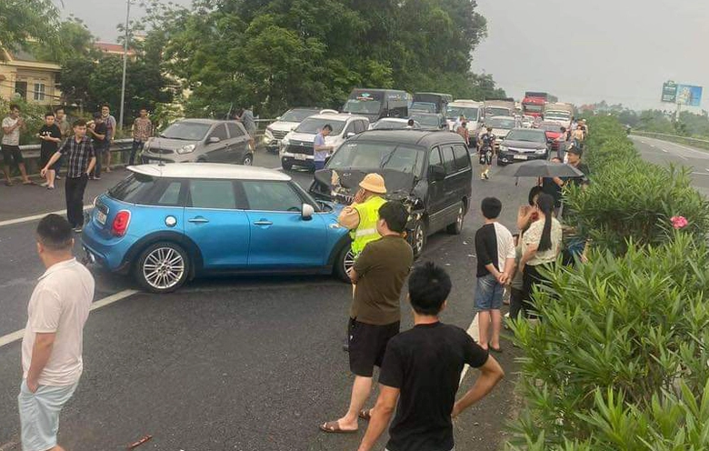 6 xe &ocirc; t&ocirc; va chạm li&ecirc;n ho&agrave;n, cao tốc Nội B&agrave;i - L&agrave;o Cai &ugrave;n tắc k&eacute;o d&agrave;i- Ảnh 1.