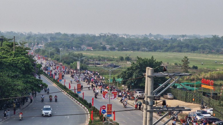 Cận cảnh 11 trực thăng đem theo cờ Đảng, cờ Tổ quốc tung c&aacute;nh tr&ecirc;n bầu trời Điện Bi&ecirc;n Phủ- Ảnh 15.