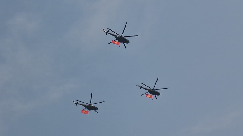 Cận cảnh 11 trực thăng đem theo cờ Đảng, cờ Tổ quốc tung c&aacute;nh tr&ecirc;n bầu trời Điện Bi&ecirc;n Phủ- Ảnh 10.