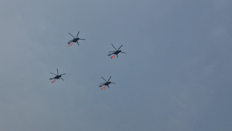 Cận cảnh 11 trực thăng đem theo cờ Đảng, cờ Tổ quốc tung c&aacute;nh tr&ecirc;n bầu trời Điện Bi&ecirc;n Phủ- Ảnh 13.