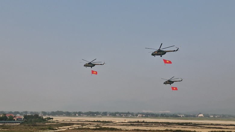 Cận cảnh 11 trực thăng đem theo cờ Đảng, cờ Tổ quốc tung c&aacute;nh tr&ecirc;n bầu trời Điện Bi&ecirc;n Phủ- Ảnh 4.