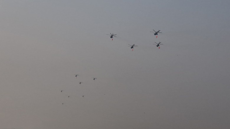 Cận cảnh 11 trực thăng đem theo cờ Đảng, cờ Tổ quốc tung c&aacute;nh tr&ecirc;n bầu trời Điện Bi&ecirc;n Phủ- Ảnh 12.