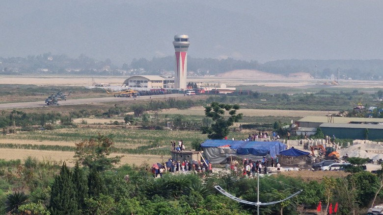 Cận cảnh 11 trực thăng đem theo cờ Đảng, cờ Tổ quốc tung c&aacute;nh tr&ecirc;n bầu trời Điện Bi&ecirc;n Phủ- Ảnh 17.