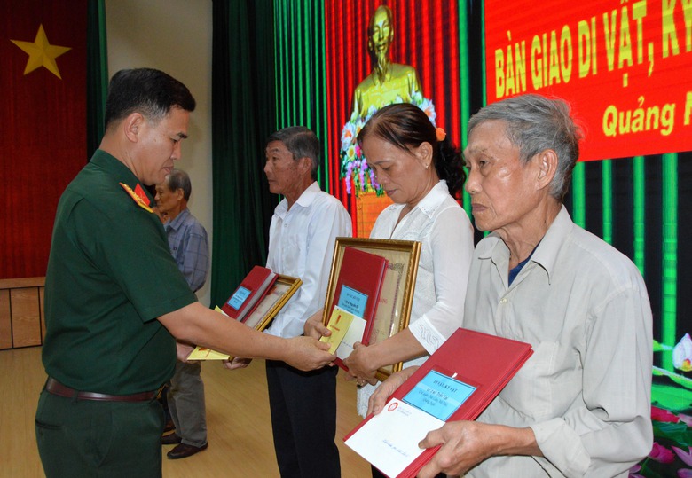 Trao trả nhiều kỷ vật từ 70 năm trước cho gia đ&igrave;nh c&aacute;c liệt sỹ- Ảnh 1.