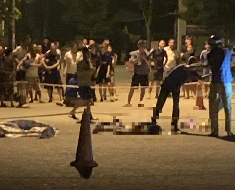 Va chạm với xe tải, người đ&agrave;n &ocirc;ng đi xe m&aacute;y tử vong- Ảnh 1.