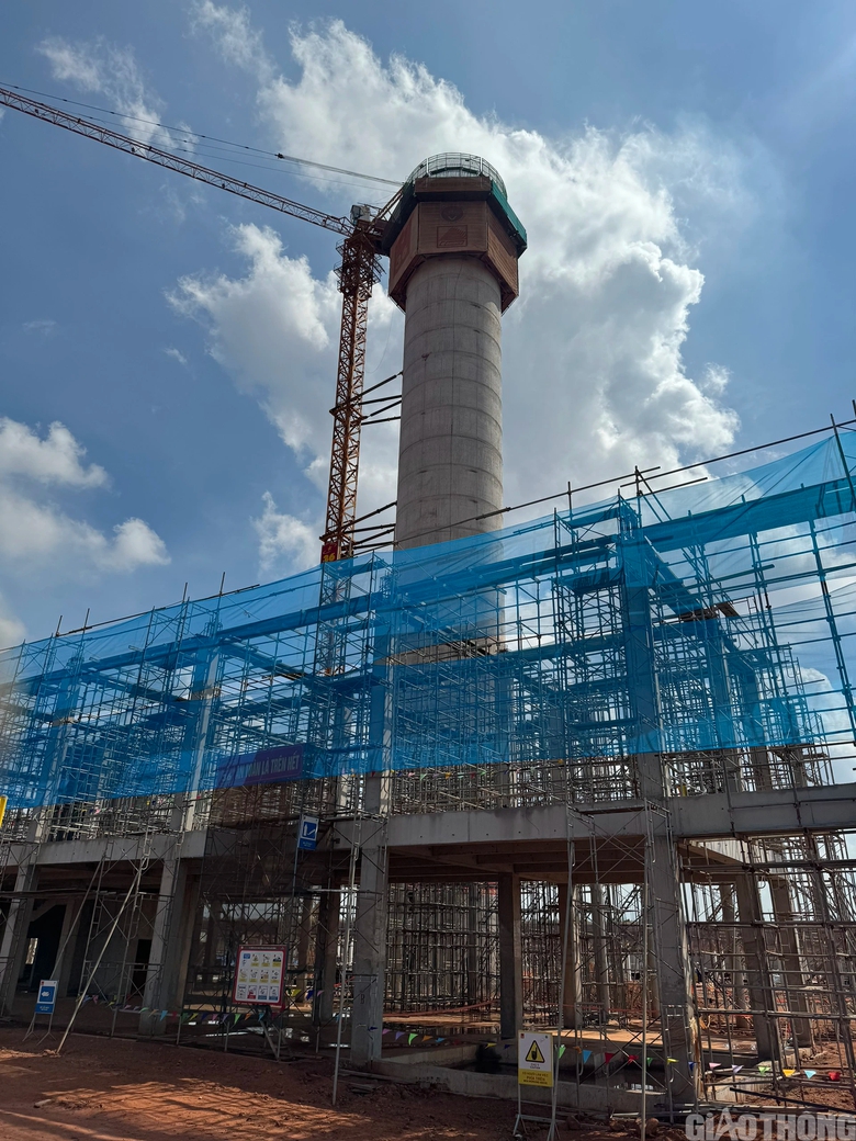 Th&aacute;p kh&ocirc;ng lưu s&acirc;n bay Long Th&agrave;nh vượt tiến độ, cao hơn 72m- Ảnh 1.