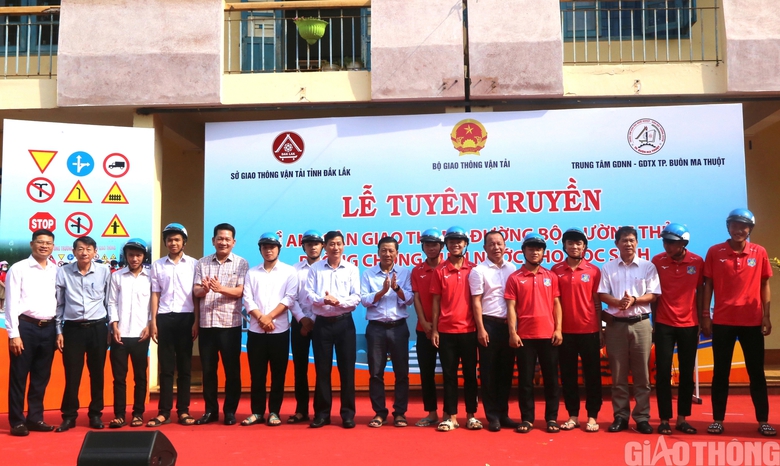 Trang bị kiến thức sơ cứu, cấp cứu do tai nạn cho học sinh ở Đắk Lắk- Ảnh 1.