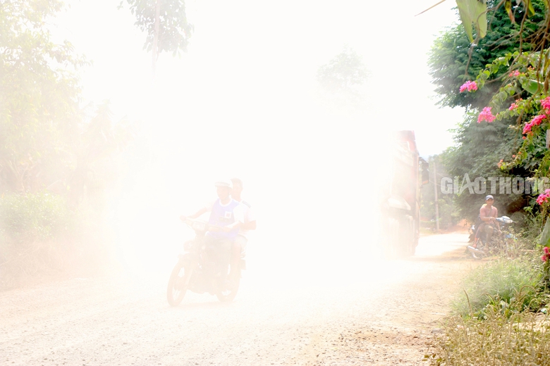 Kr&ocirc;ng Pắk (Đắk Lắk): D&acirc;n khốn khổ v&igrave; bụi, n&iacute;n thở mỗi khi đi đường- Ảnh 1.