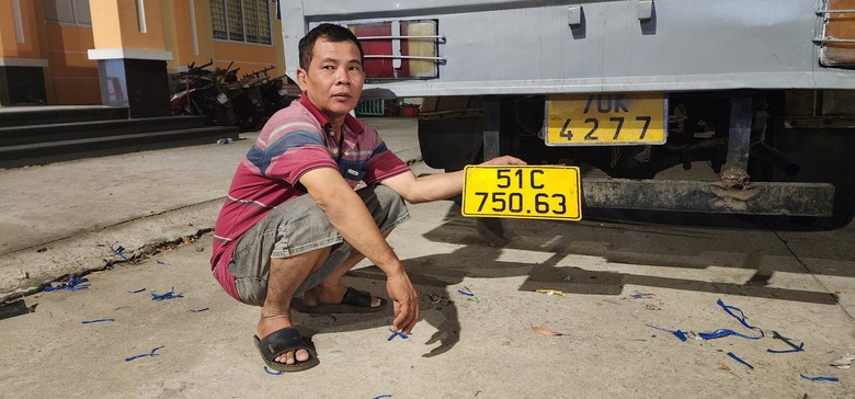 Tạm giữ t&agrave;i xế d&ugrave;ng xe biển số giả, vận chuyển hơn 29.600 g&oacute;i thuốc l&aacute; lậu- Ảnh 1.
