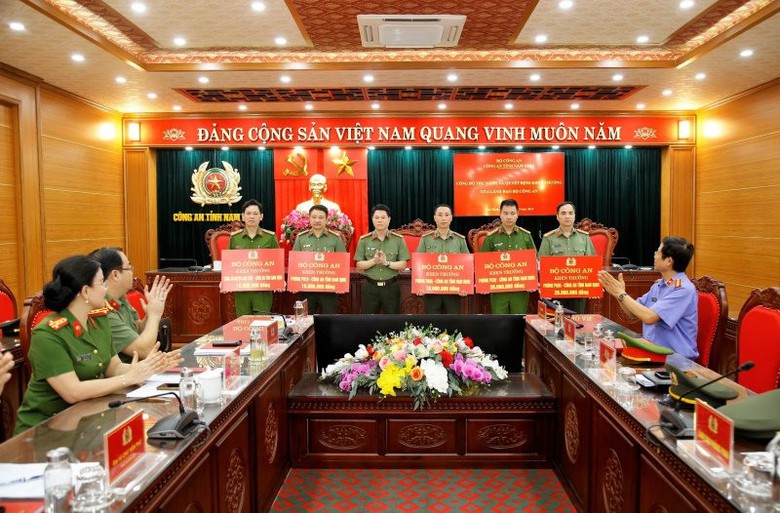 Triệt ph&aacute; nh&oacute;m tội phạm ph&aacute;t t&aacute;n m&atilde; độc tr&ecirc;n kh&ocirc;ng gian mạng chiếm đoạt 90 tỷ đồng- Ảnh 3.