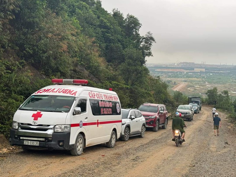 Sạt lở đất v&ugrave;i lấp l&aacute;n c&ocirc;ng nh&acirc;n thi c&ocirc;ng đường điện 500Kv- Ảnh 1.