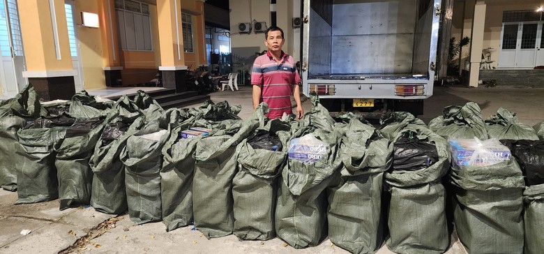 Tạm giữ t&agrave;i xế d&ugrave;ng xe biển số giả, vận chuyển hơn 29.600 g&oacute;i thuốc l&aacute; lậu- Ảnh 2.