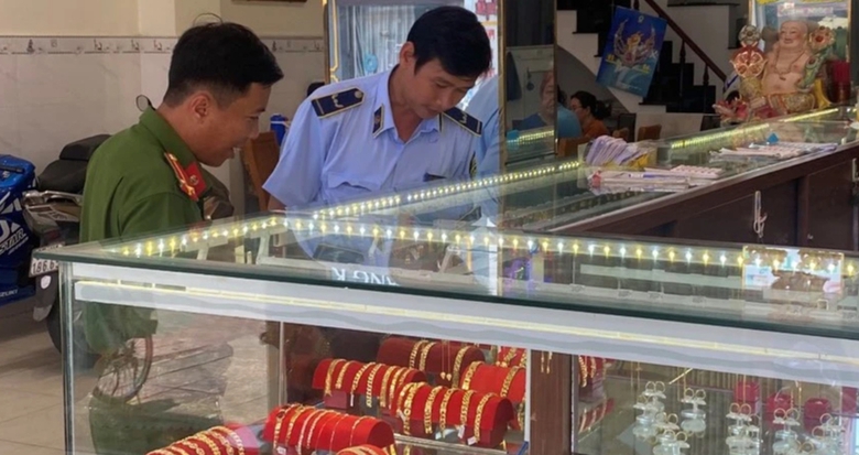 Vĩnh Long ph&aacute;t hiện tiệm b&aacute;n v&agrave;ng giả mạo thương hiệu Chanel, Gucci- Ảnh 1.